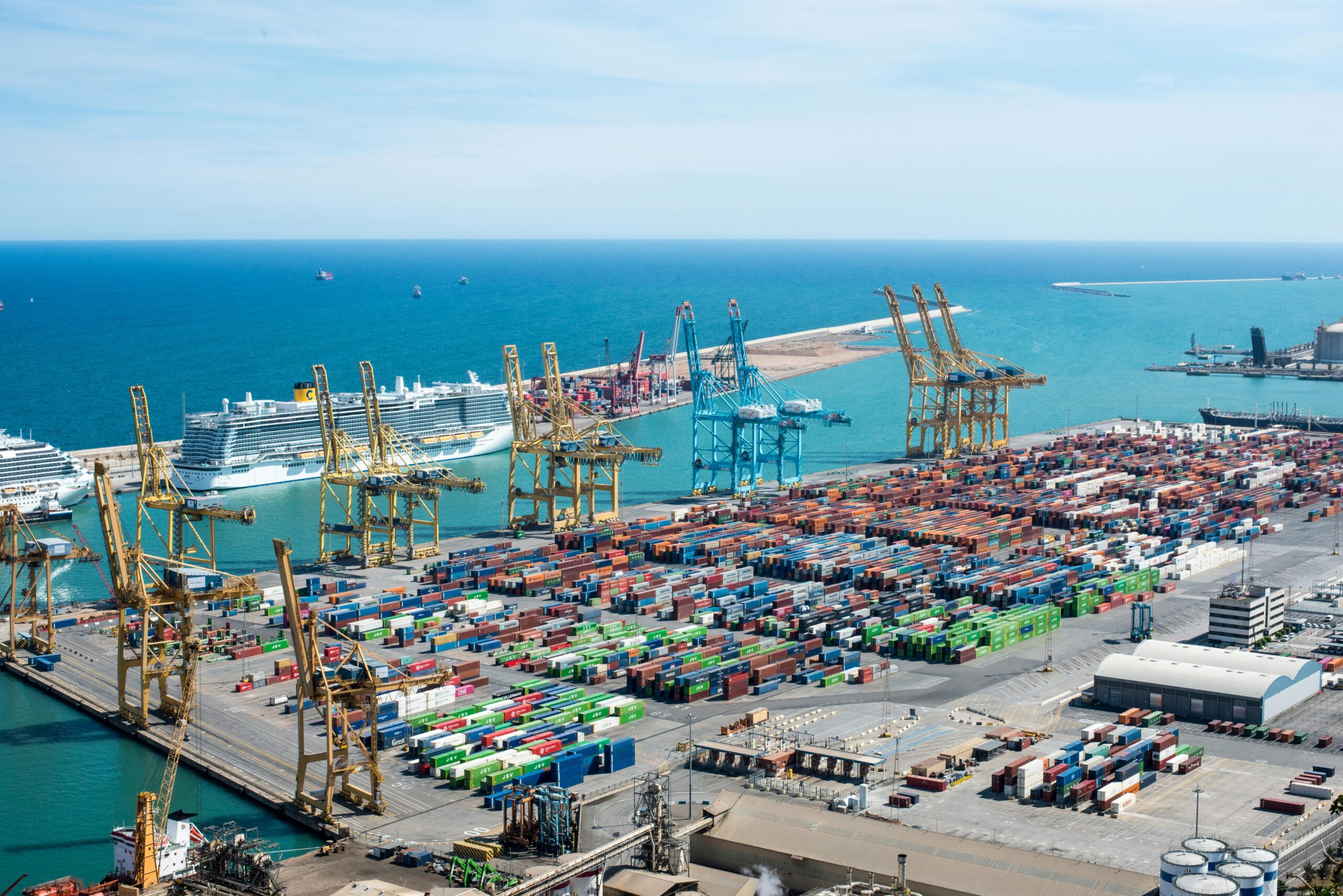 Explosão nas importações derruba economia dos EUA e déficit comercial bate recorde